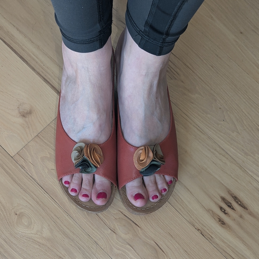 Good Choice Women's Red Slide Sandals